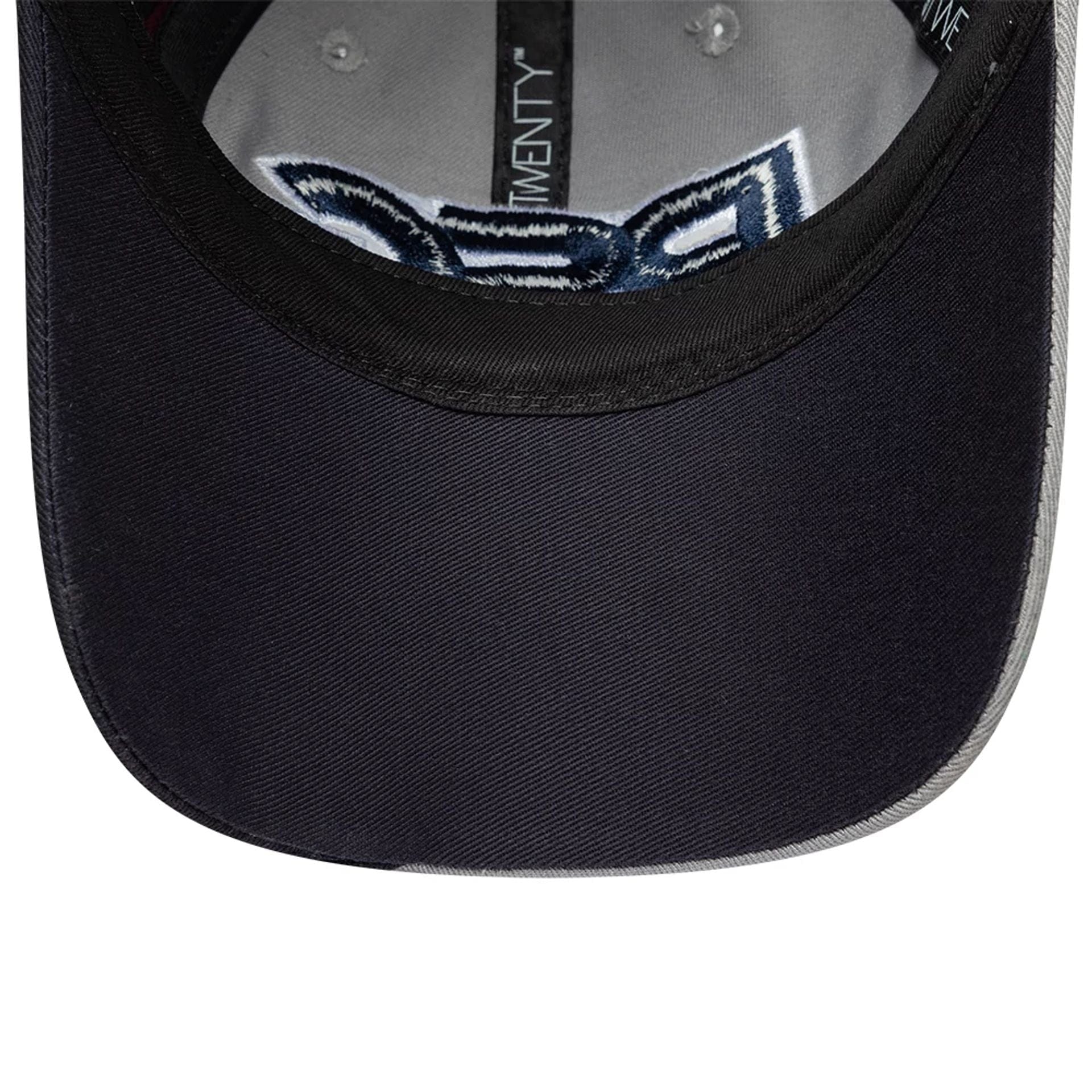 Pictured is this Retro Paris Saint Germain 9TWENTY cap in navy. 7