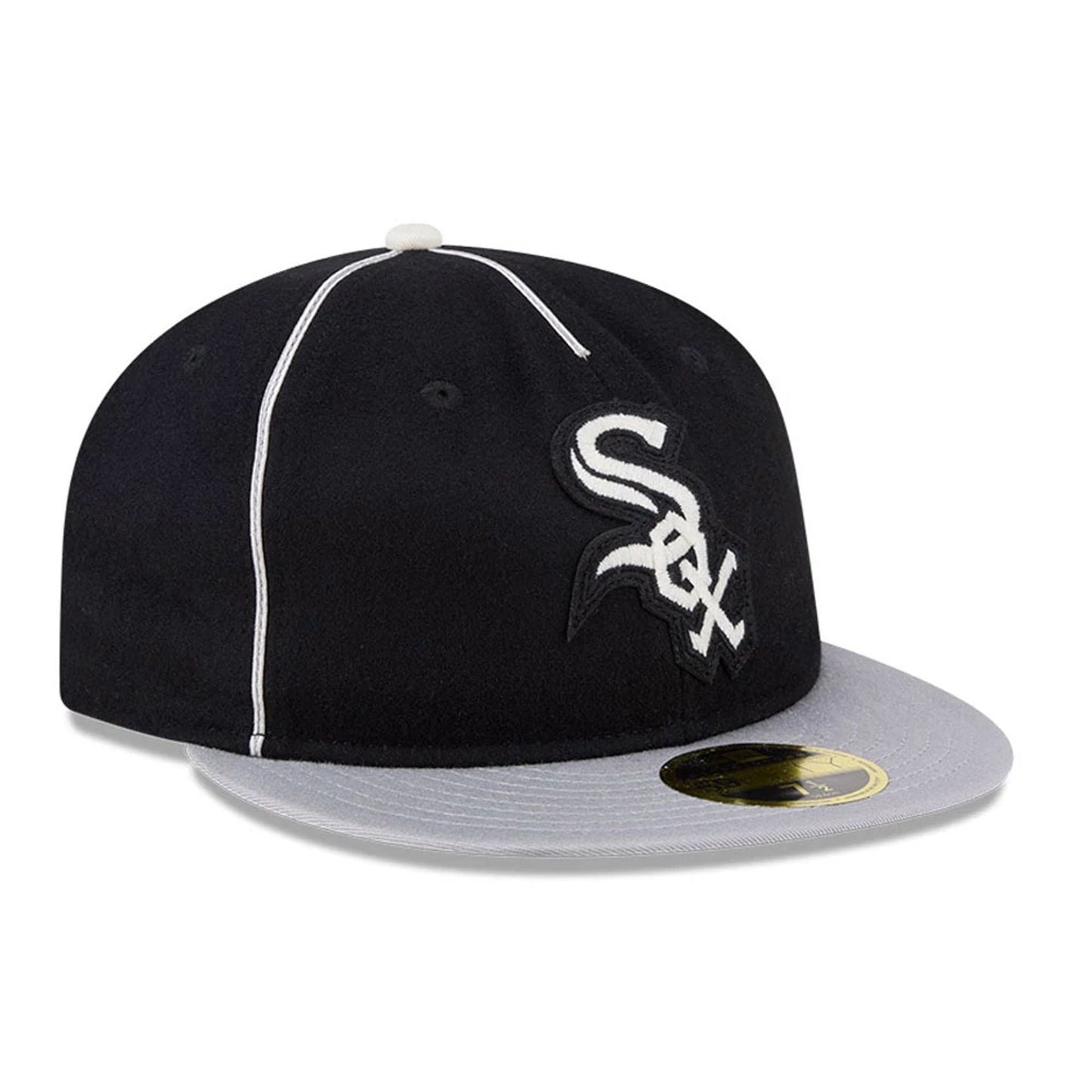 Pictured is this MLB Felt Logo Chicago White Sox Retro Crown 59FIFTY Fitted cap in black. 4