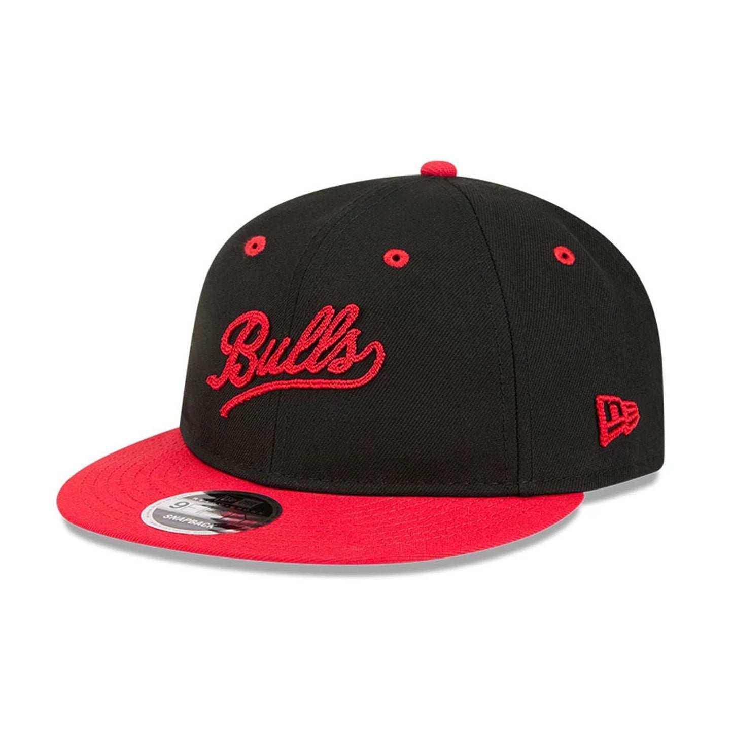 Pictured is this NBA Chainstitch Script Chicago Bulls Retro Crown 9FIFTY cap in black. 4