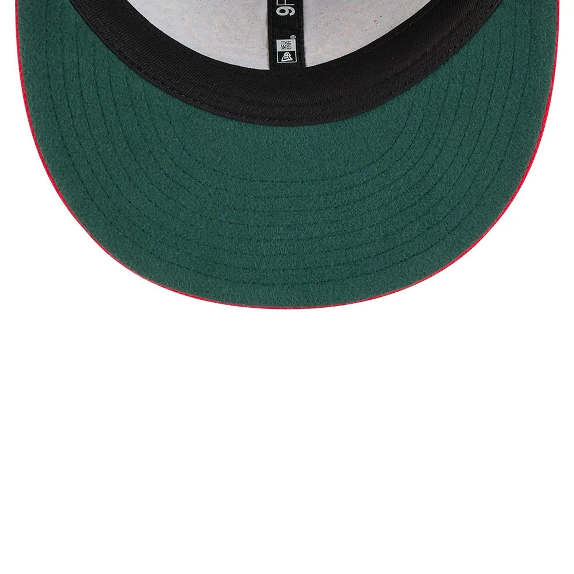 Pictured is this NBA Chainstitch Script Chicago Bulls Retro Crown 9FIFTY cap in black. 2