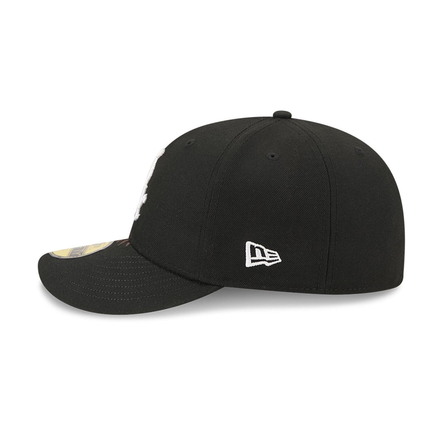 Pictured is this MLB Eagle Chicago White Sox 59FIFTY Fitted cap in black. 6