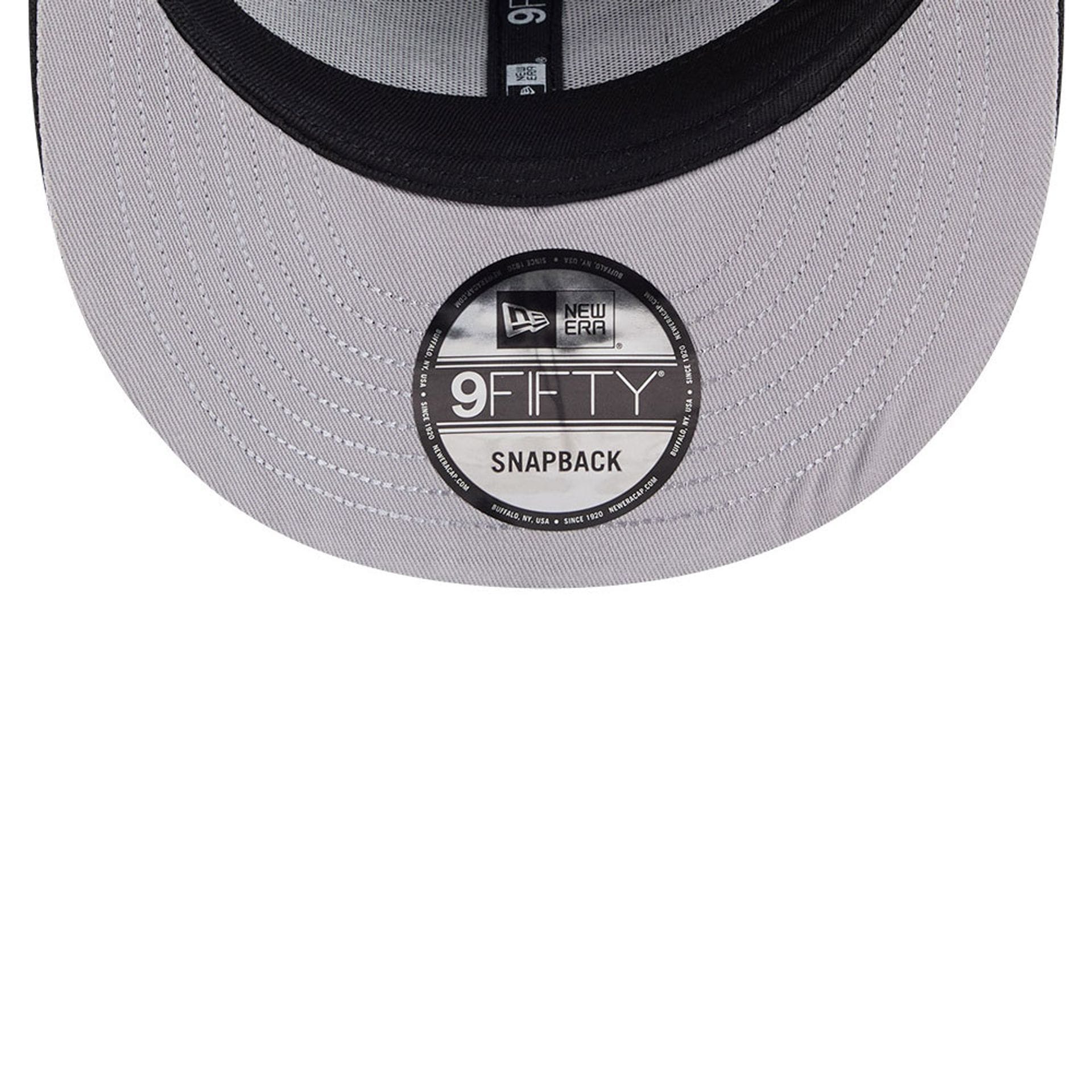 Pictured is this MLB Vissurf Chicago White Sox 9FIFTY Snapback cap in black. 2