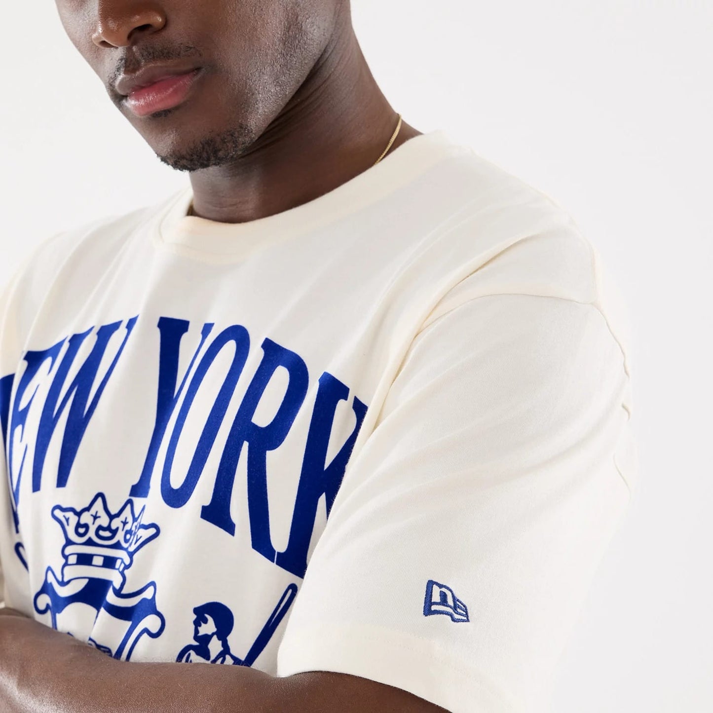 The model is wearing this MLB Life Graphic New York Mets T-Shirt in light beige. 5