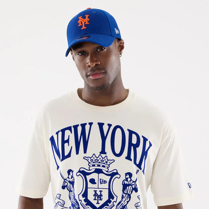The model is wearing this MLB Life Graphic New York Mets T-Shirt in light beige. 6