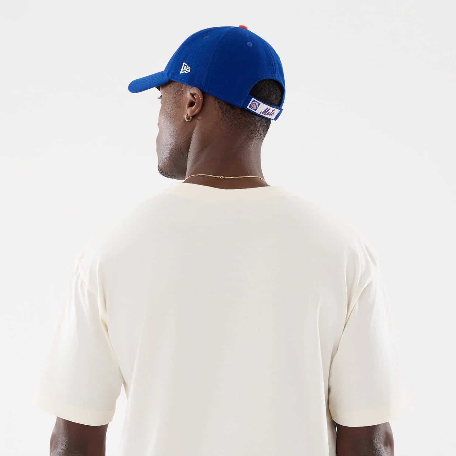 The model is wearing this MLB Life Graphic New York Mets T-Shirt in light beige. 7