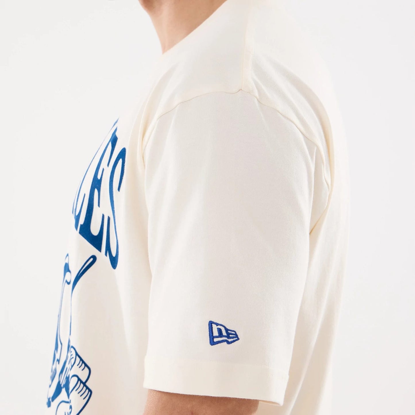 The model is wearing this MLB Life Graphic LA Dodgers T-Shirt in light beige. 5