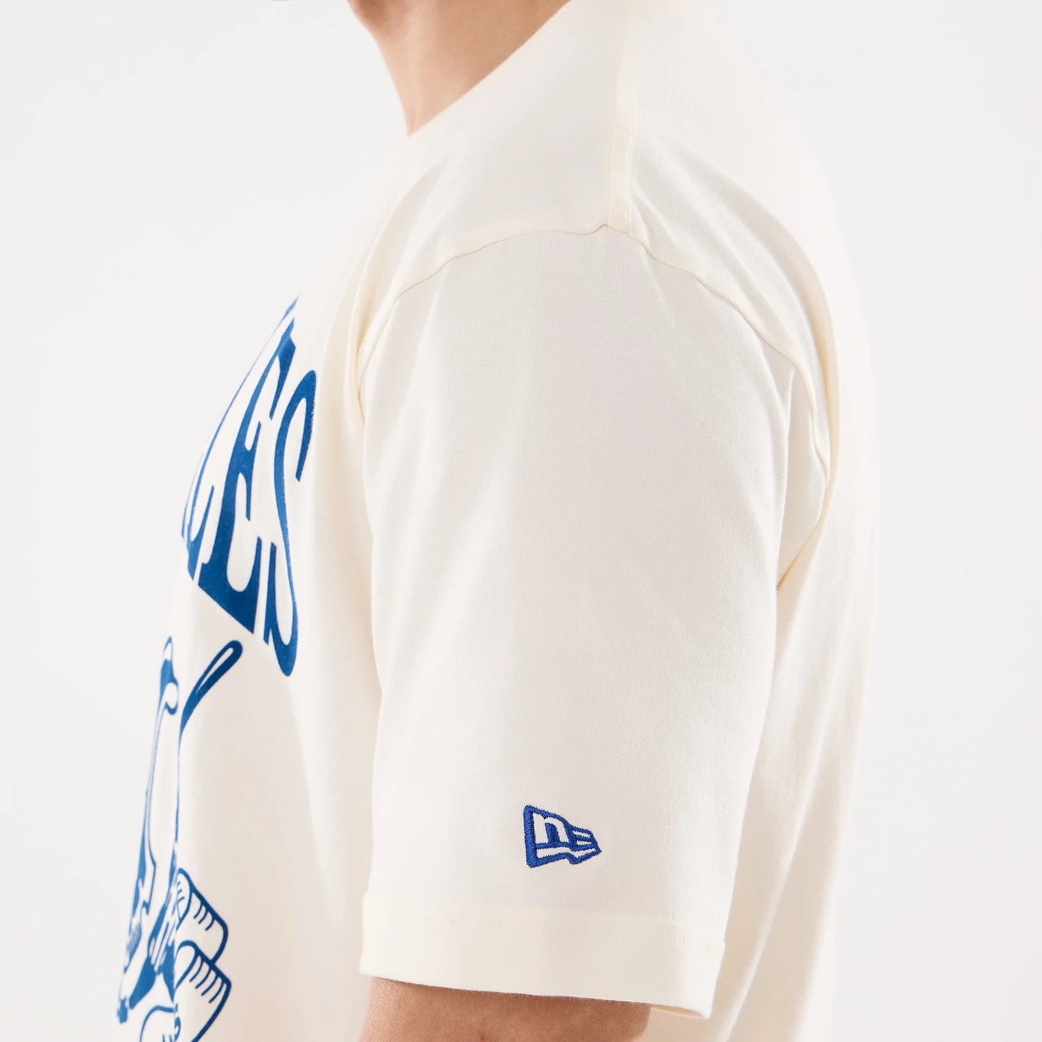 The model is wearing this MLB Life Graphic LA Dodgers T-Shirt in light beige. 5