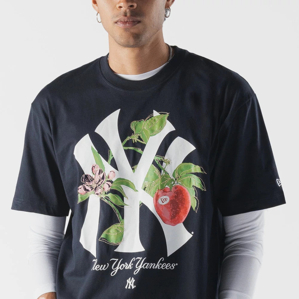 The model is wearing this MLB Life Graphic New York Yankees T-Shirt in navy. 3