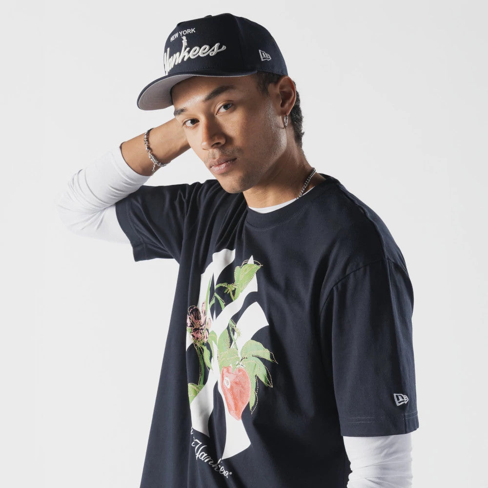 The model is wearing this MLB Life Graphic New York Yankees T-Shirt in navy. 5
