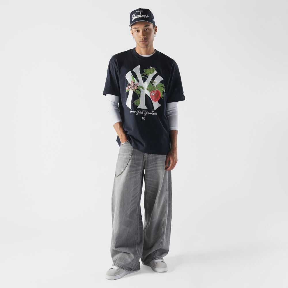 The model is wearing this MLB Life Graphic New York Yankees T-Shirt in navy. 4