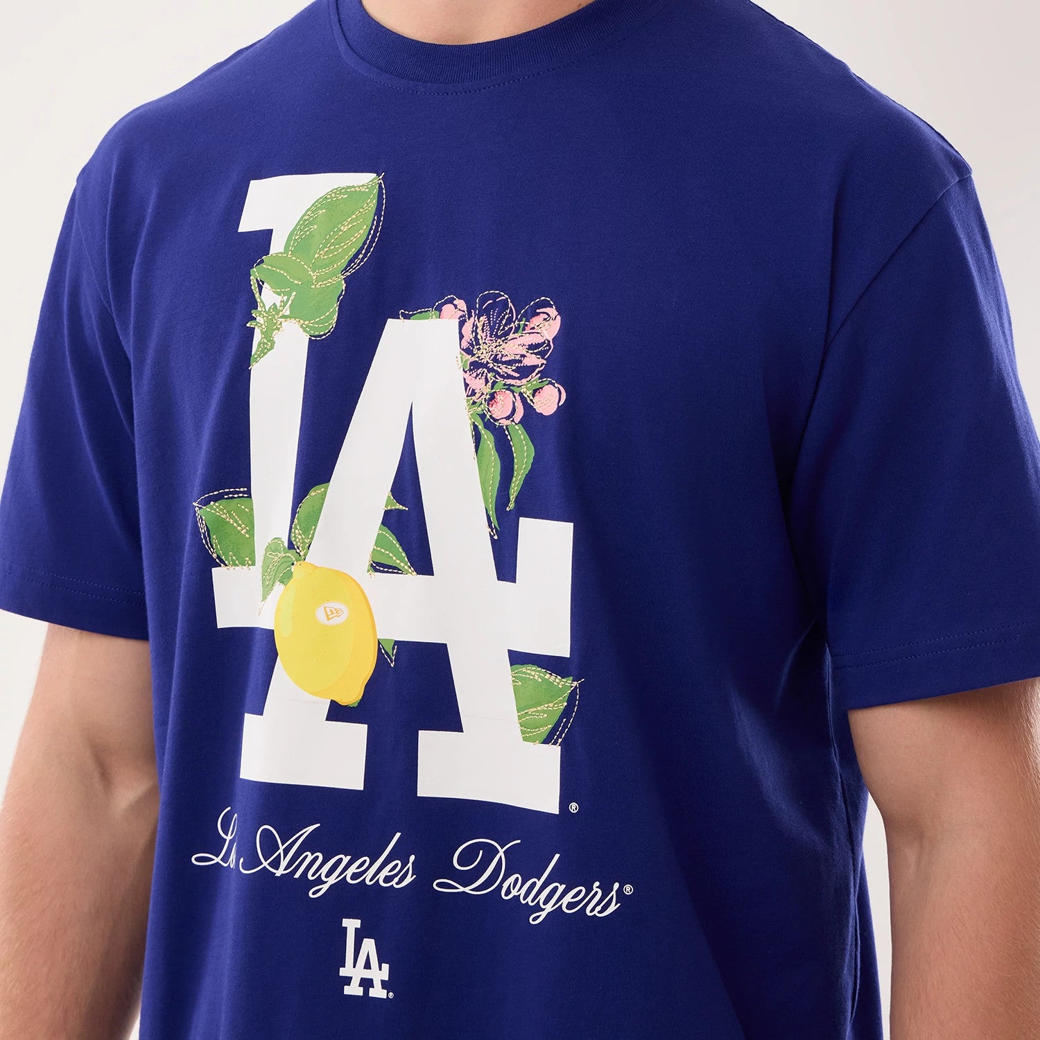 The model is wearing this MLB Life Graphic LA Dodgers T-Shirt in dark blue. 4