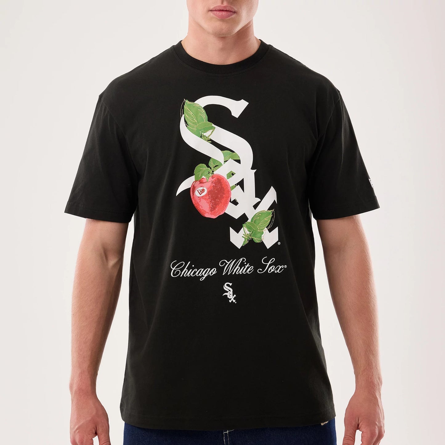 The model is wearing this MLB Life Graphic Chicago White Sox T-Shirt in black. 5