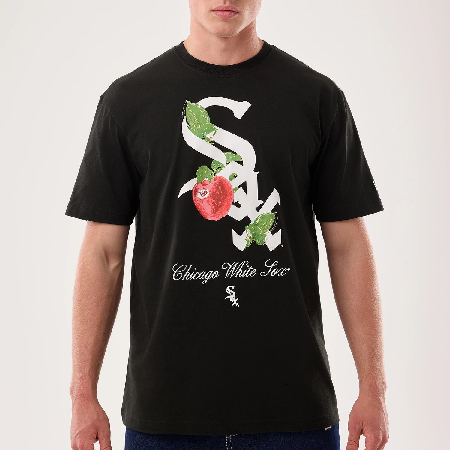 The model is wearing this MLB Life Graphic Chicago White Sox T-Shirt in black. 5