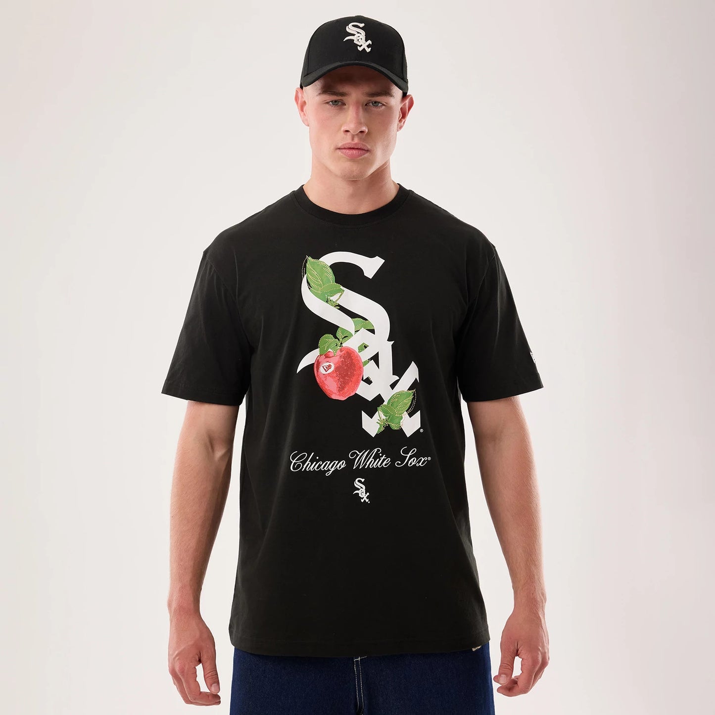 The model is wearing this MLB Life Graphic Chicago White Sox T-Shirt in black. 1