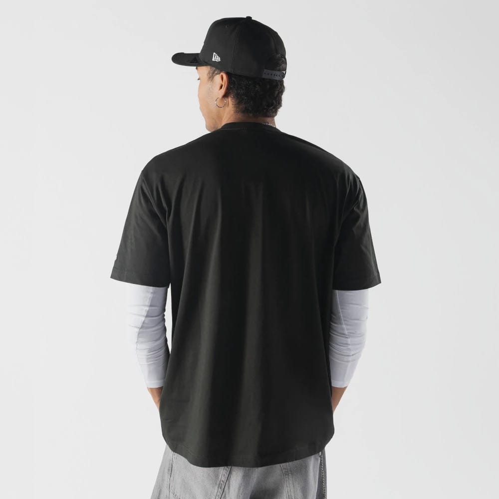 The model is wearing this MLB Life Graphic Chicago White Sox T-Shirt in black. 2