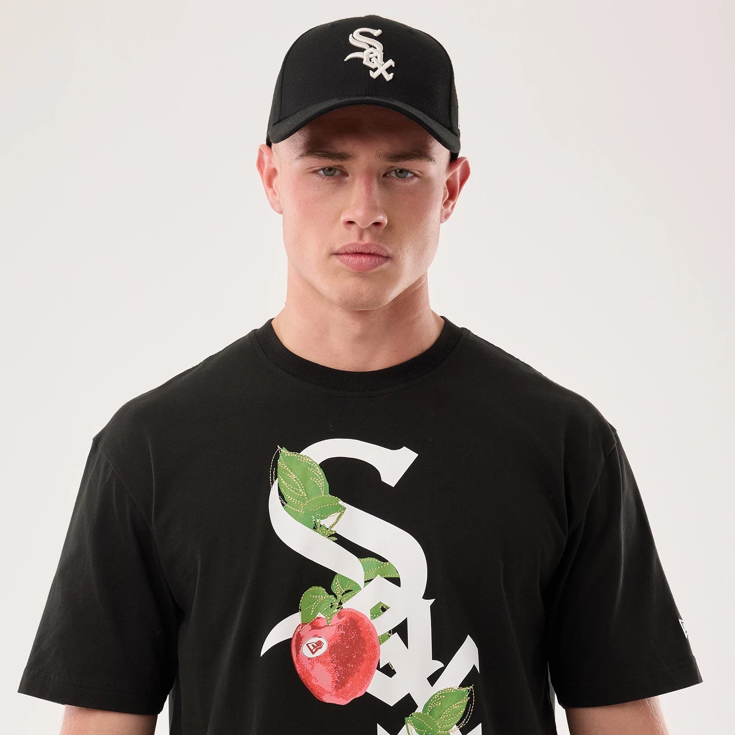 The model is wearing this MLB Life Graphic Chicago White Sox T-Shirt in black. 4