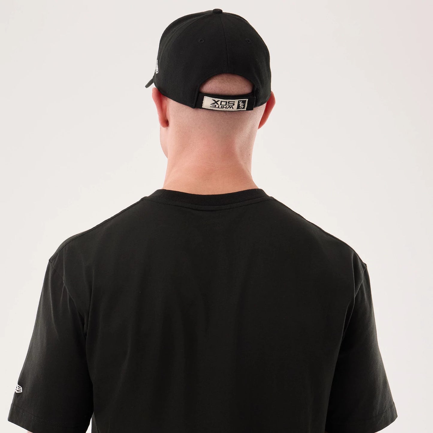 The model is wearing this MLB Life Graphic Chicago White Sox T-Shirt in black. 7