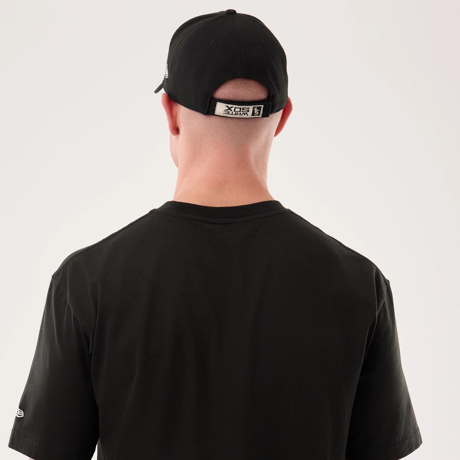 The model is wearing this MLB Life Graphic Chicago White Sox T-Shirt in black. 7