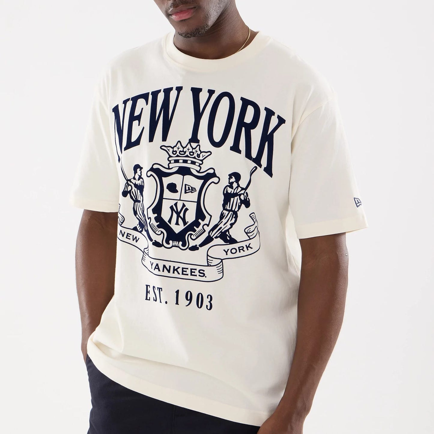 The model is wearing this MLB Life Graphic New York Yankees T-Shirt in light beige. 3