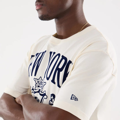 The model is wearing this MLB Life Graphic New York Yankees T-Shirt in light beige. 5