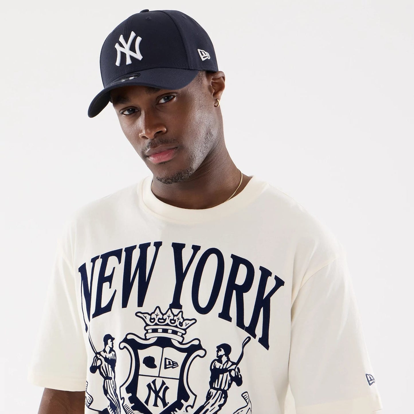 The model is wearing this MLB Life Graphic New York Yankees T-Shirt in light beige. 6