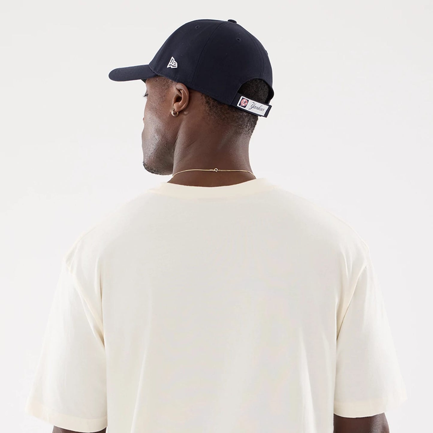 The model is wearing this MLB Life Graphic New York Yankees T-Shirt in light beige. 7