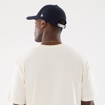 The model is wearing this MLB Life Graphic New York Yankees T-Shirt in light beige. 7