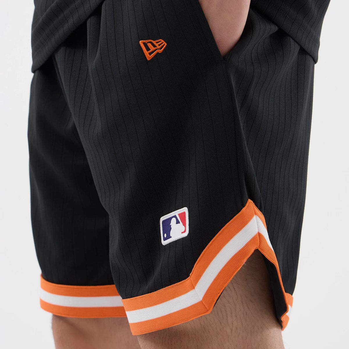 The model is wearing this MLB Arch New York Mets Oversized Shorts in black. 5