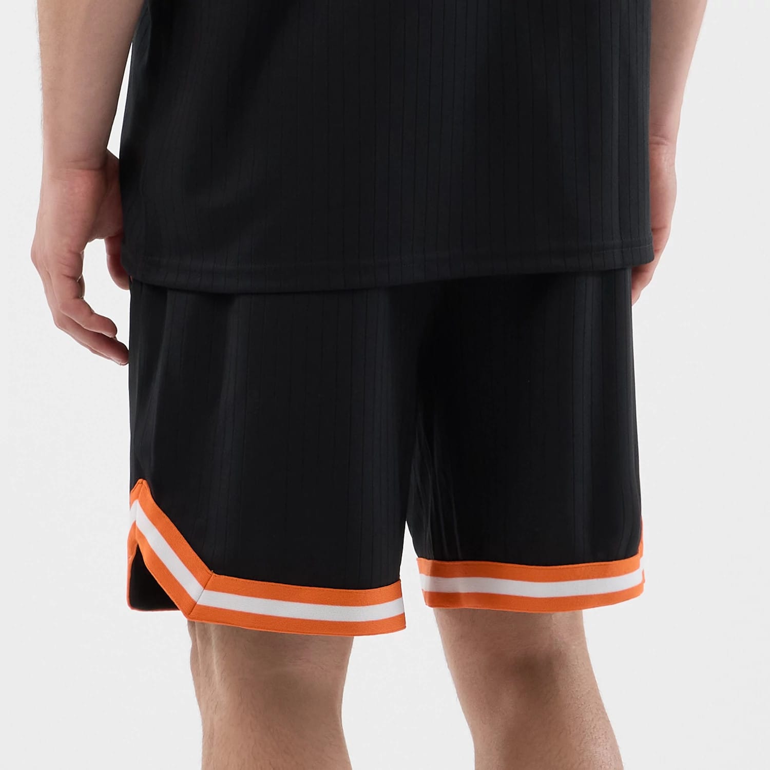 The model is wearing this MLB Arch New York Mets Oversized Shorts in black. 6