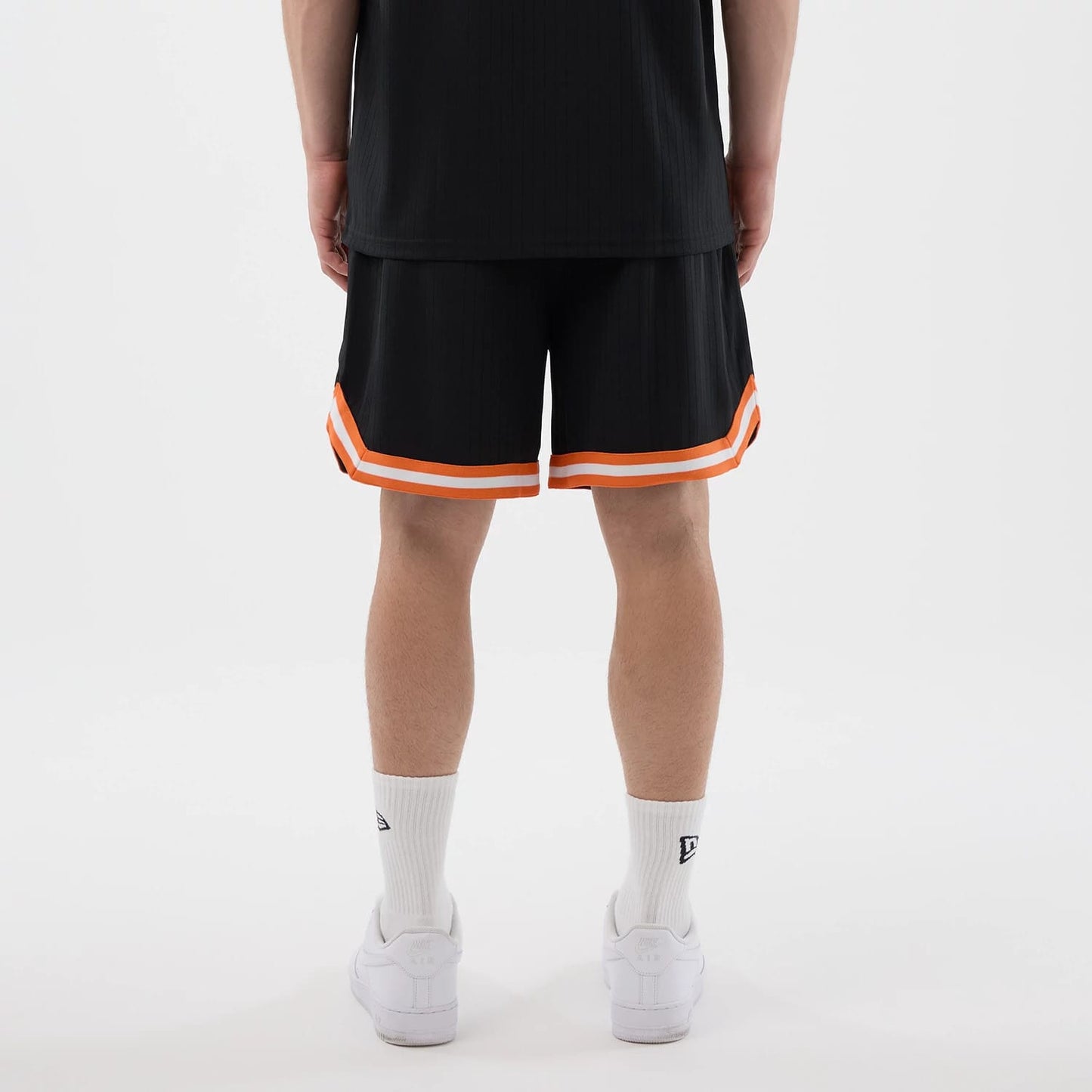 The model is wearing this MLB Arch New York Mets Oversized Shorts in black. 2