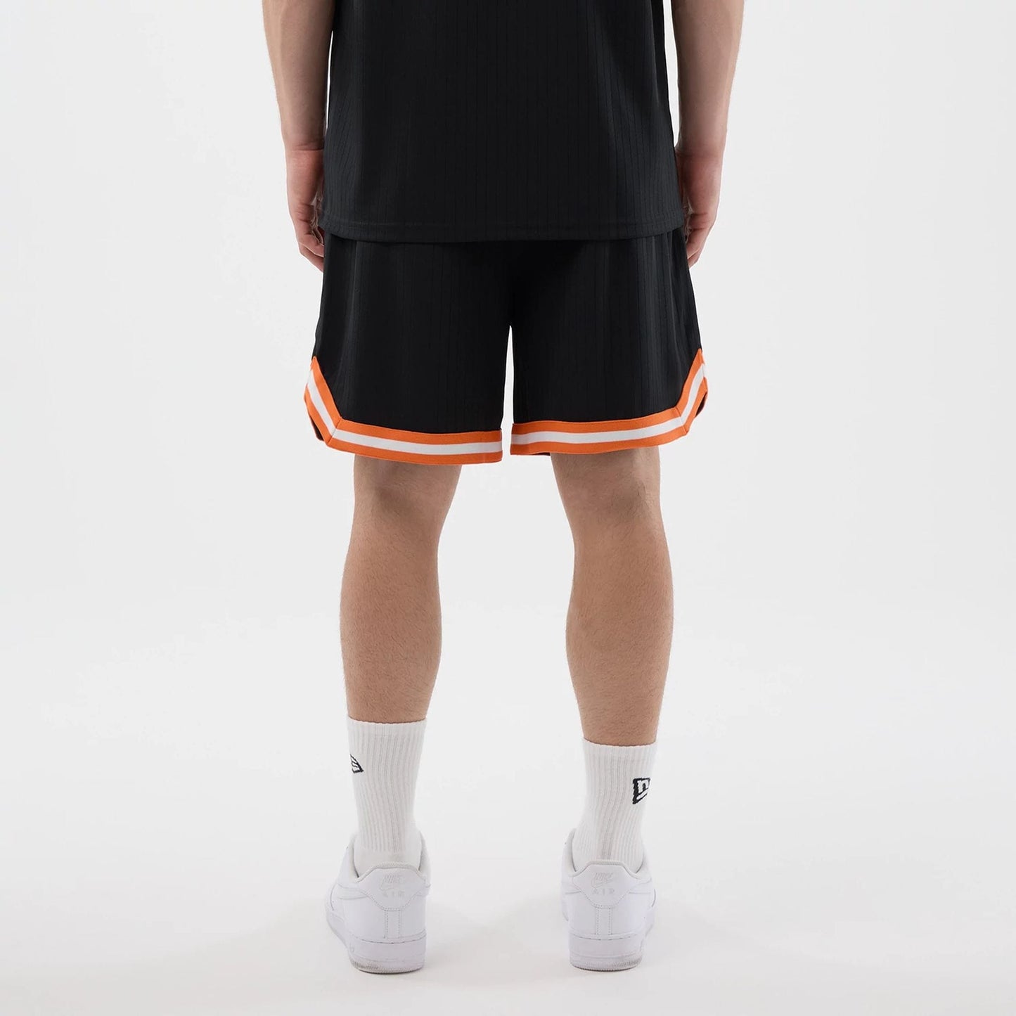 The model is wearing this MLB Arch New York Mets Oversized Shorts in black. 2