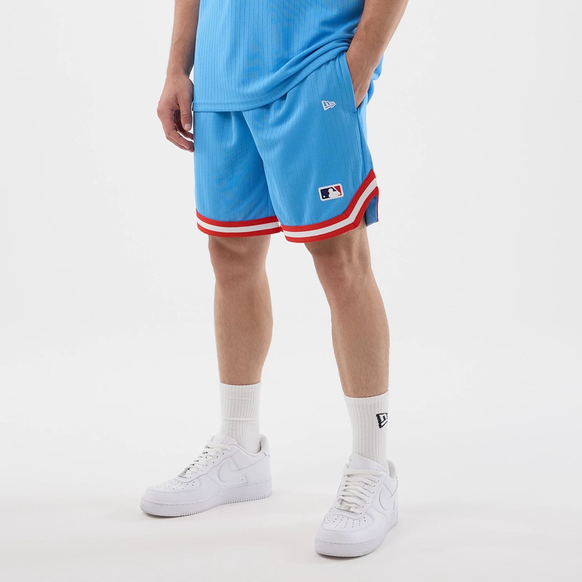 The model is wearing this MLB Arch New York Yankees Oversized Shorts in pastel blue. 1
