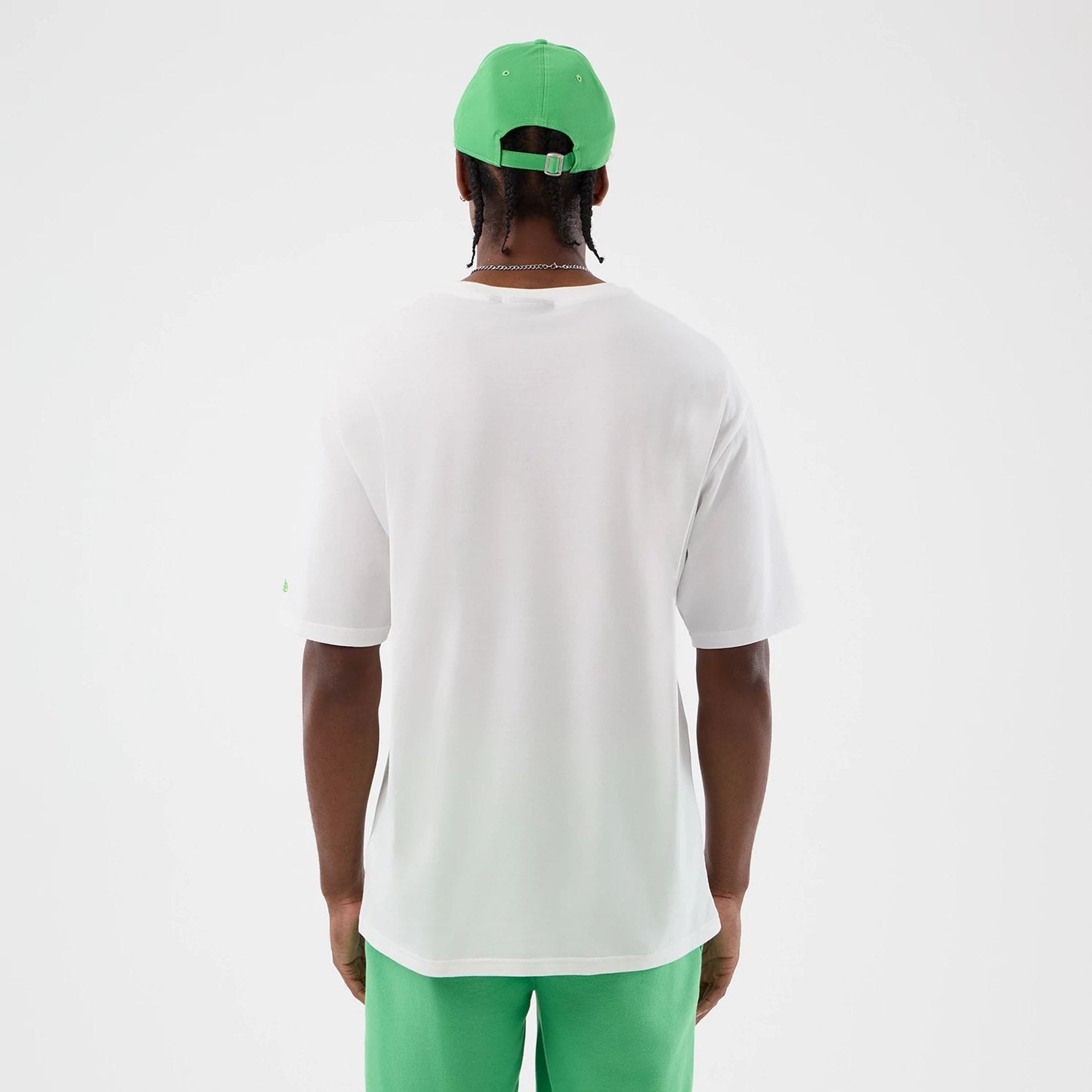 The model is wearing this MLB League Essential LA Dodgers Oversized T-Shirt in white. 2