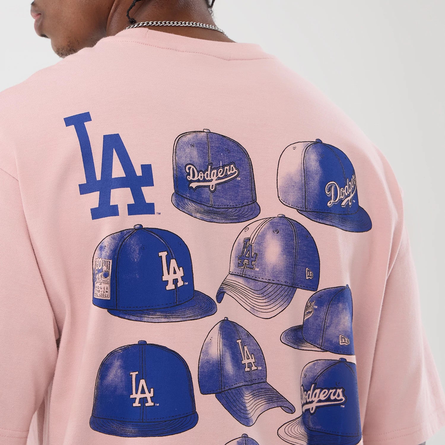 The model is wearing this MLB Cap Graphic LA Dodgers Oversized T-Shirt in pastel pink. 8
