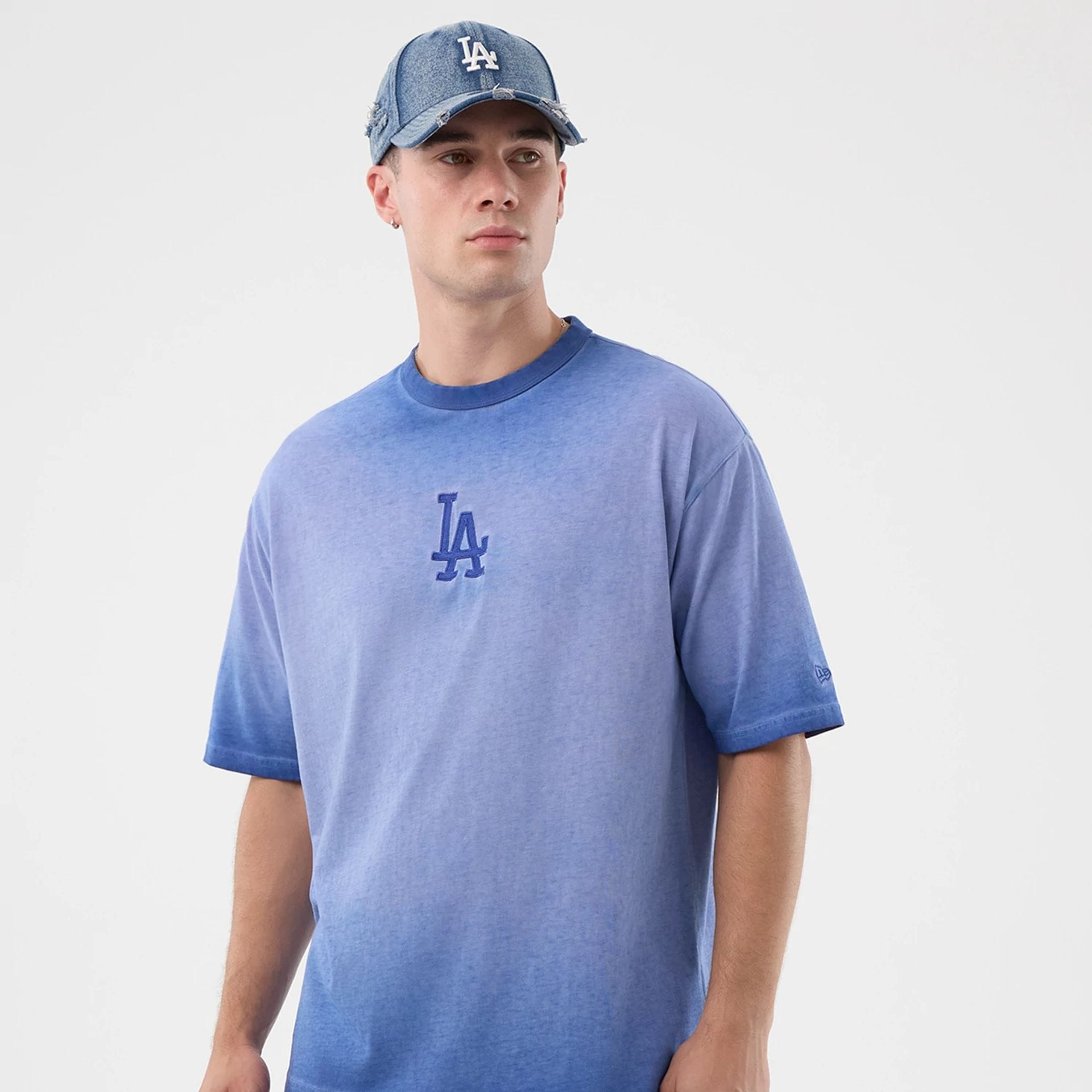 The model is wearing this MLB Washed Logo LA Dodgers T-Shirt in pastel blue. 3