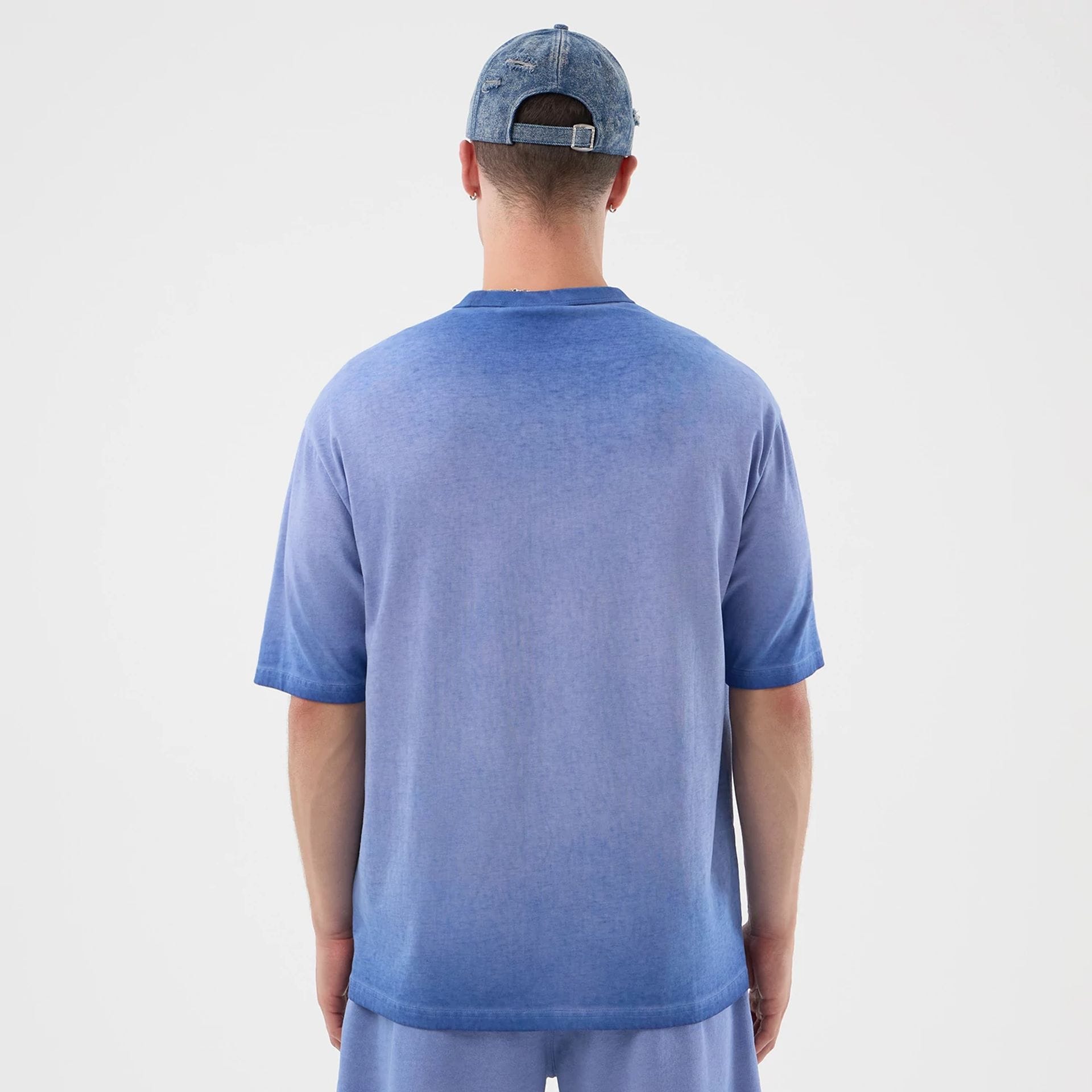The model is wearing this MLB Washed Logo LA Dodgers T-Shirt in pastel blue. 2