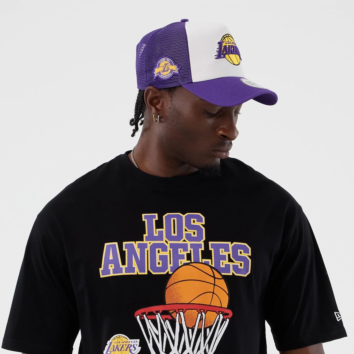 The model is wearing this NBA Basketball Graphic LA Lakers Oversized T-Shirt in black. 6