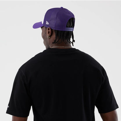 The model is wearing this NBA Basketball Graphic LA Lakers Oversized T-Shirt in black. 7