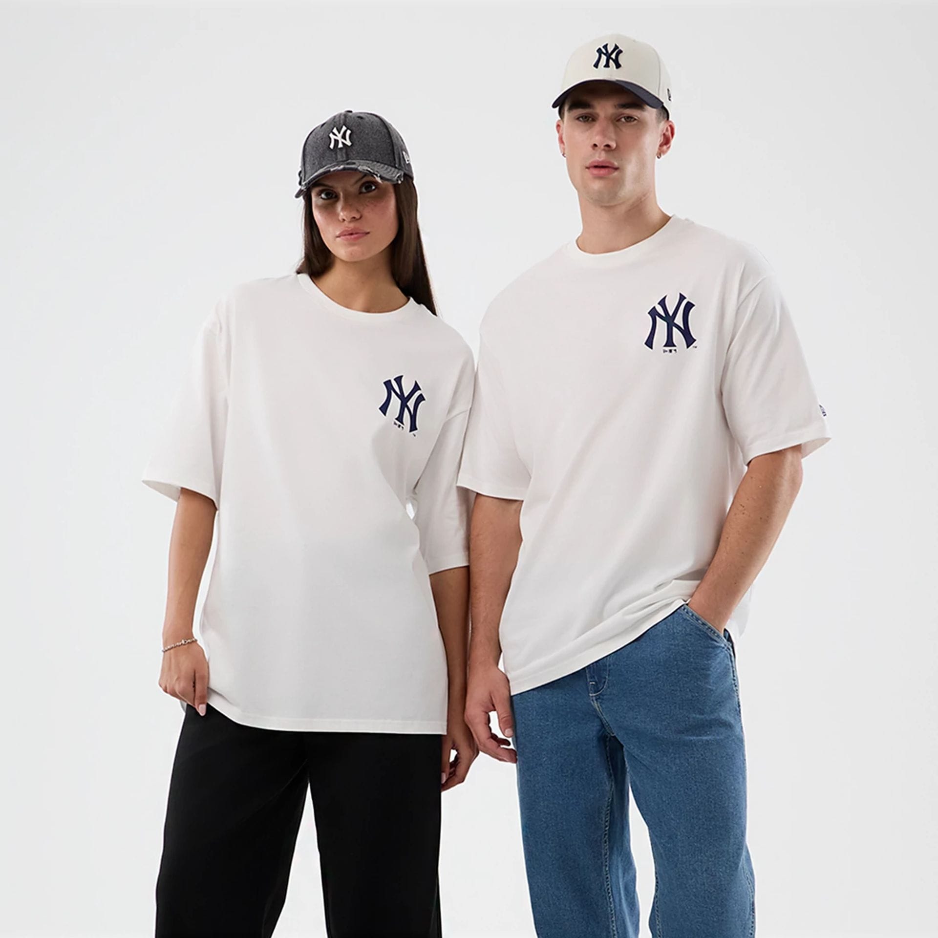 The model is wearing this MLB Cap Graphic New York Yankees Oversized T-Shirt in white. 1