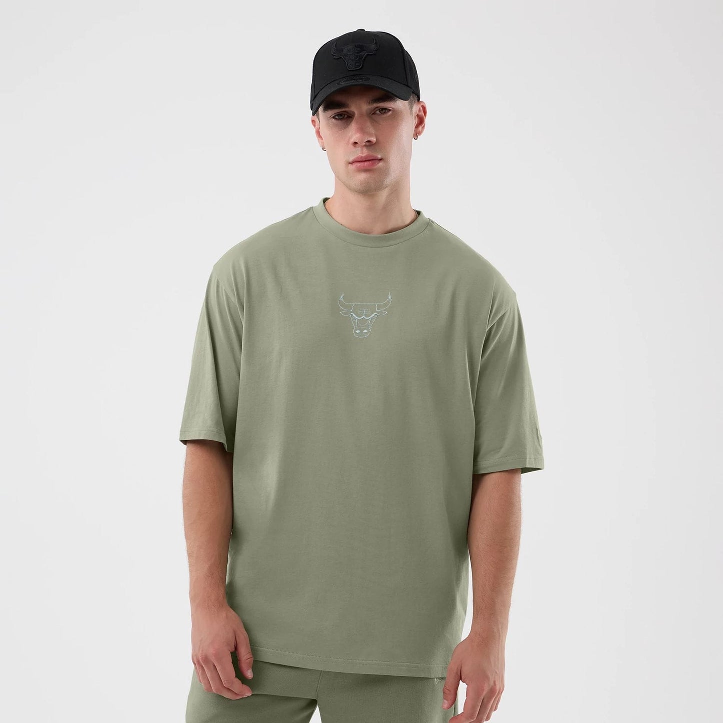 The model is wearing this NBA League Essential Chicago Bulls Oversized T-Shirt in pastel green. 1