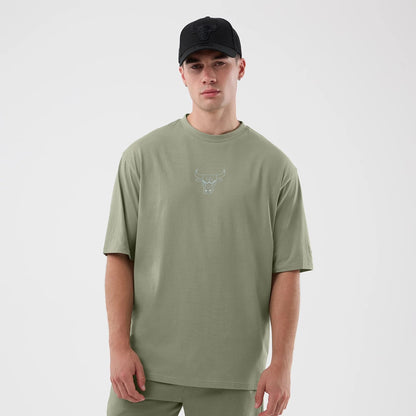 The model is wearing this NBA League Essential Chicago Bulls Oversized T-Shirt in pastel green. 1