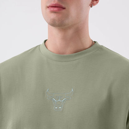The model is wearing this NBA League Essential Chicago Bulls Oversized T-Shirt in pastel green. 4