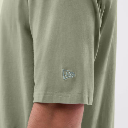 The model is wearing this NBA League Essential Chicago Bulls Oversized T-Shirt in pastel green. 6