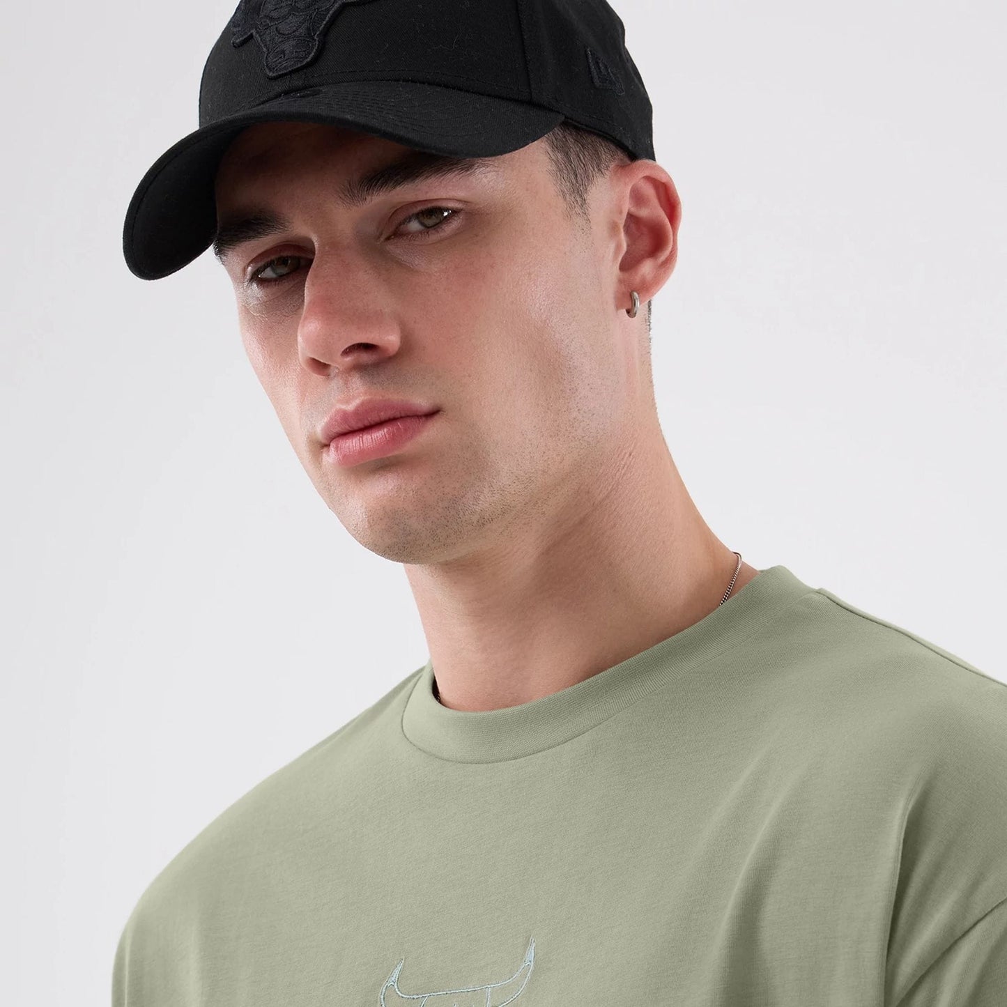 The model is wearing this NBA League Essential Chicago Bulls Oversized T-Shirt in pastel green. 5