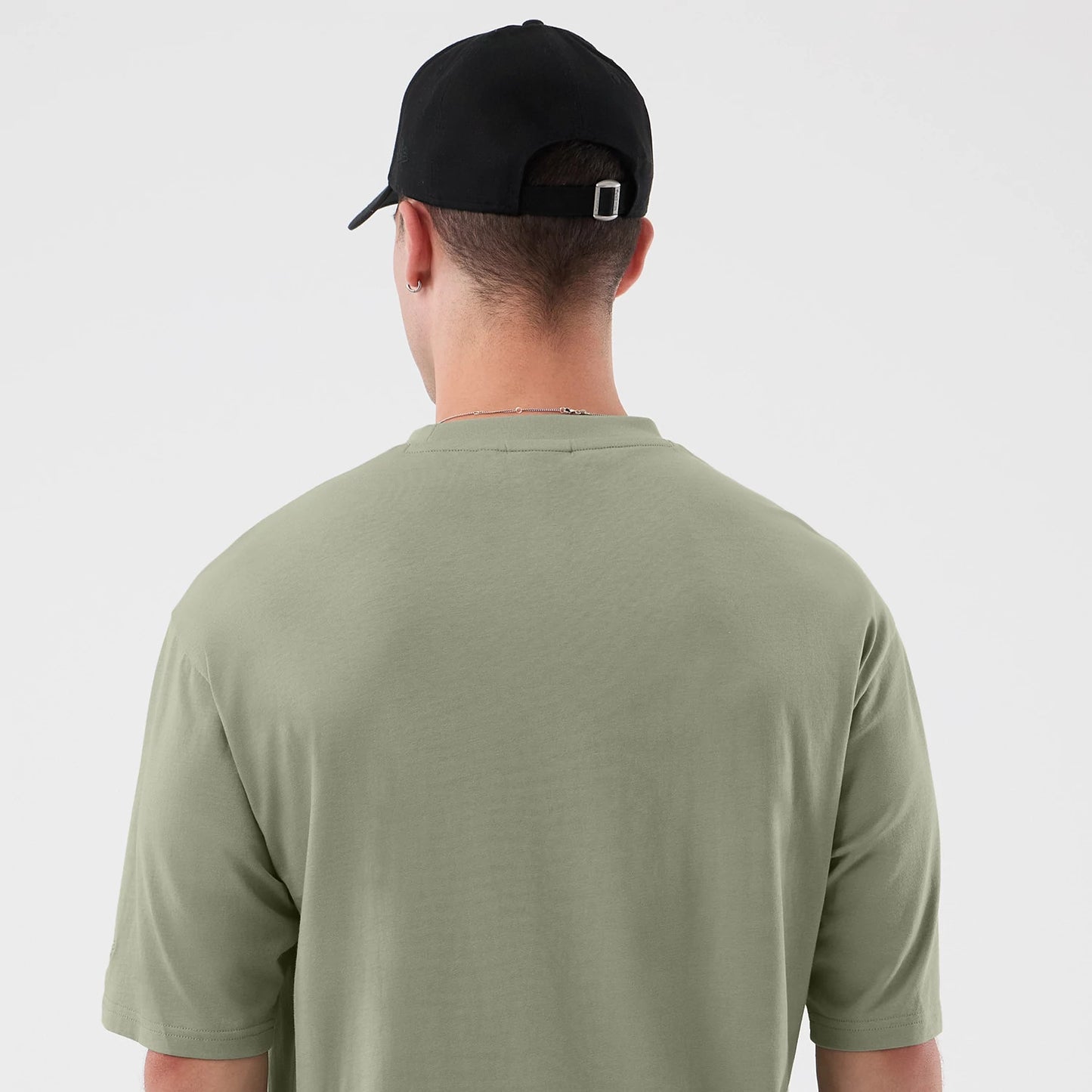 The model is wearing this NBA League Essential Chicago Bulls Oversized T-Shirt in pastel green. 7