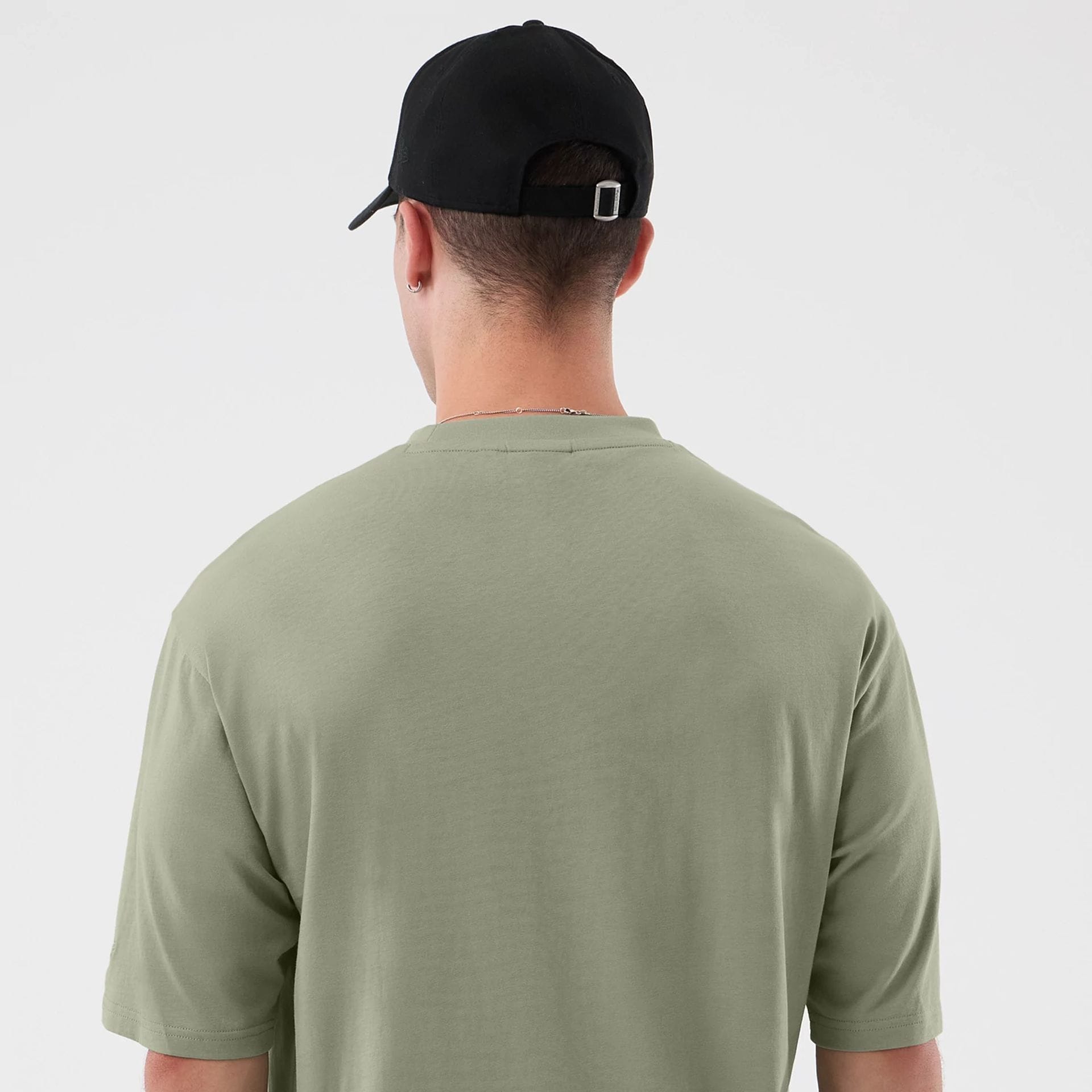 The model is wearing this NBA League Essential Chicago Bulls Oversized T-Shirt in pastel green. 7