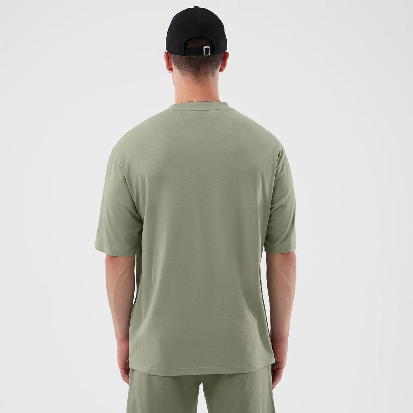 The model is wearing this NBA League Essential Chicago Bulls Oversized T-Shirt in pastel green. 2