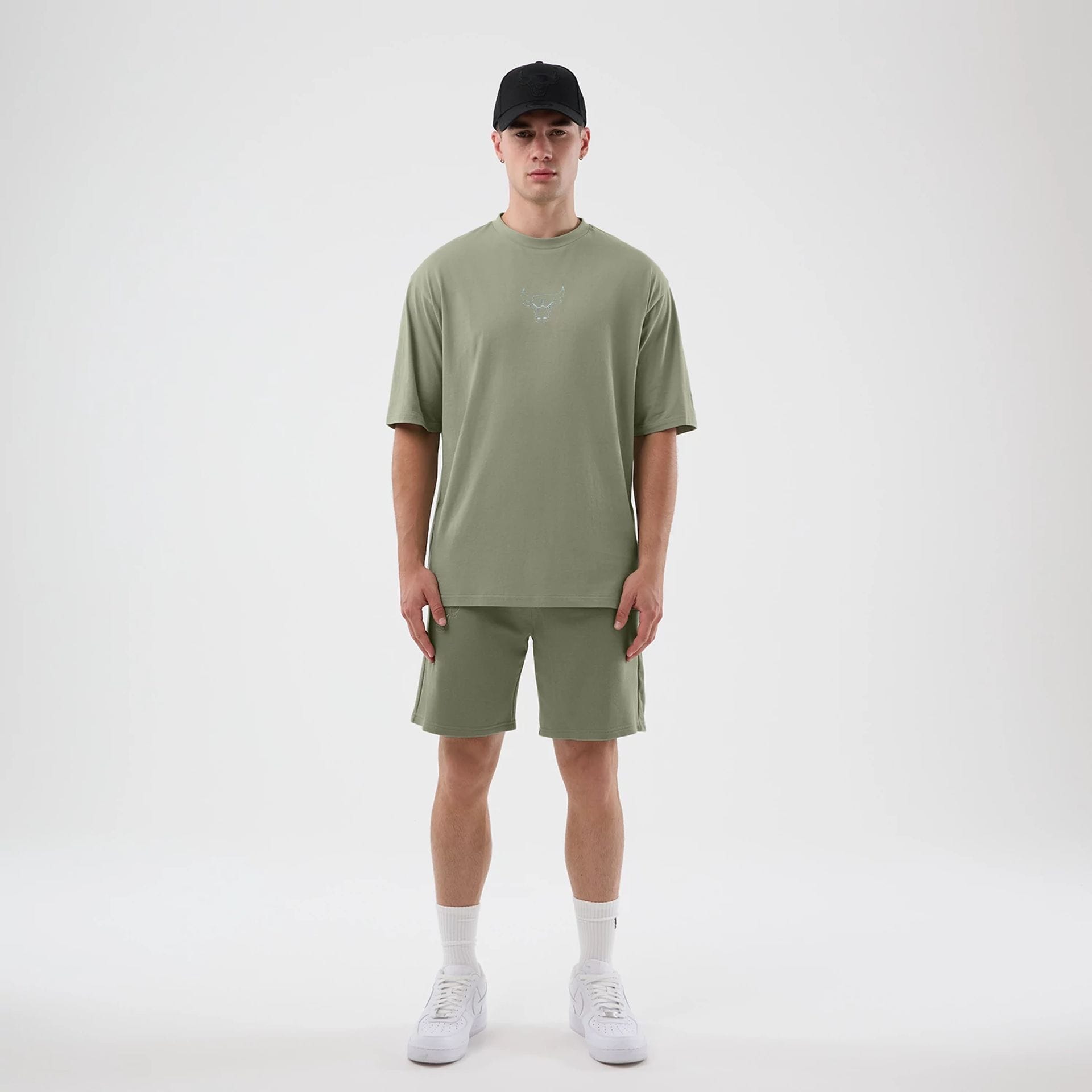 The model is wearing this NBA League Essential Chicago Bulls Oversized T-Shirt in pastel green. 8