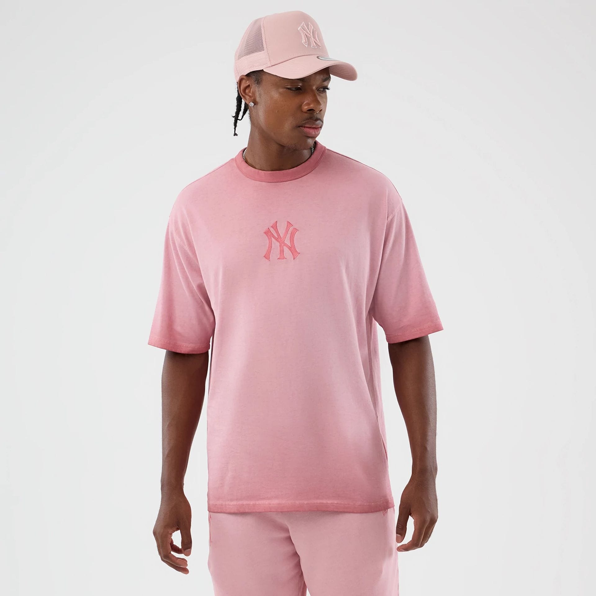 The model is wearing this MLB Washed Logo New York Yankees T-Shirt in pastel pink. 3