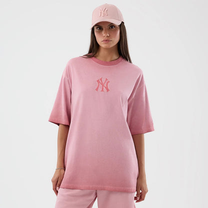 The model is wearing this MLB Washed Logo New York Yankees T-Shirt in pastel pink. 4